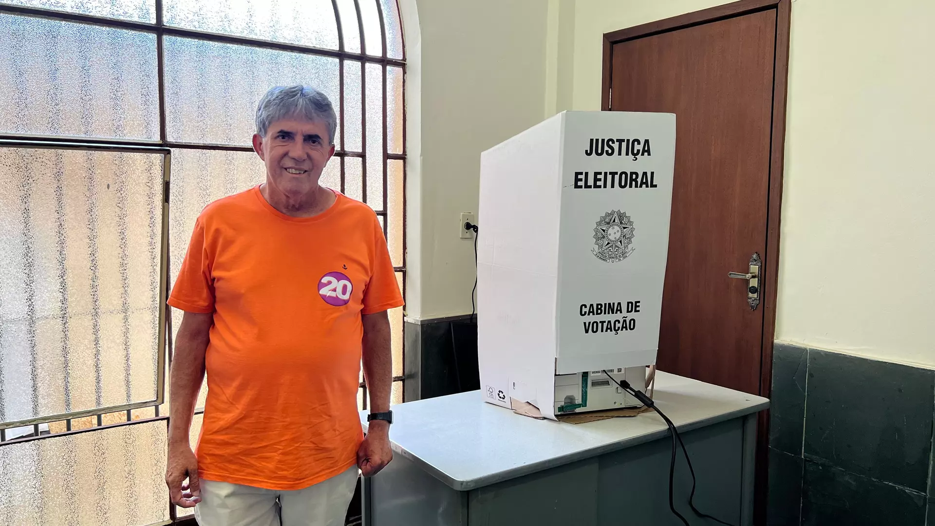 João da Ruralvet registra voto no início da tarde deste domingo em Santos Dumont